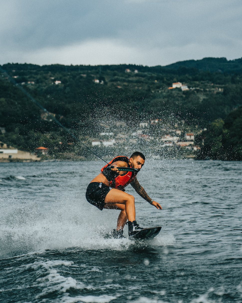 wakeboarder em acção a ser puxado por barco no Rio Douro
